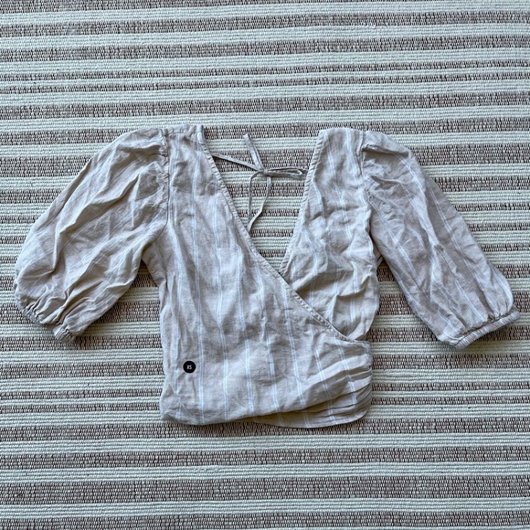 A&F women’s puff sleeve wrap-front blouse - Picture 2 of 4